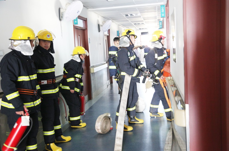 大连市第四人民医院与甘井子消防中队联合举办火灾应急疏散及灭火演练(图2)
